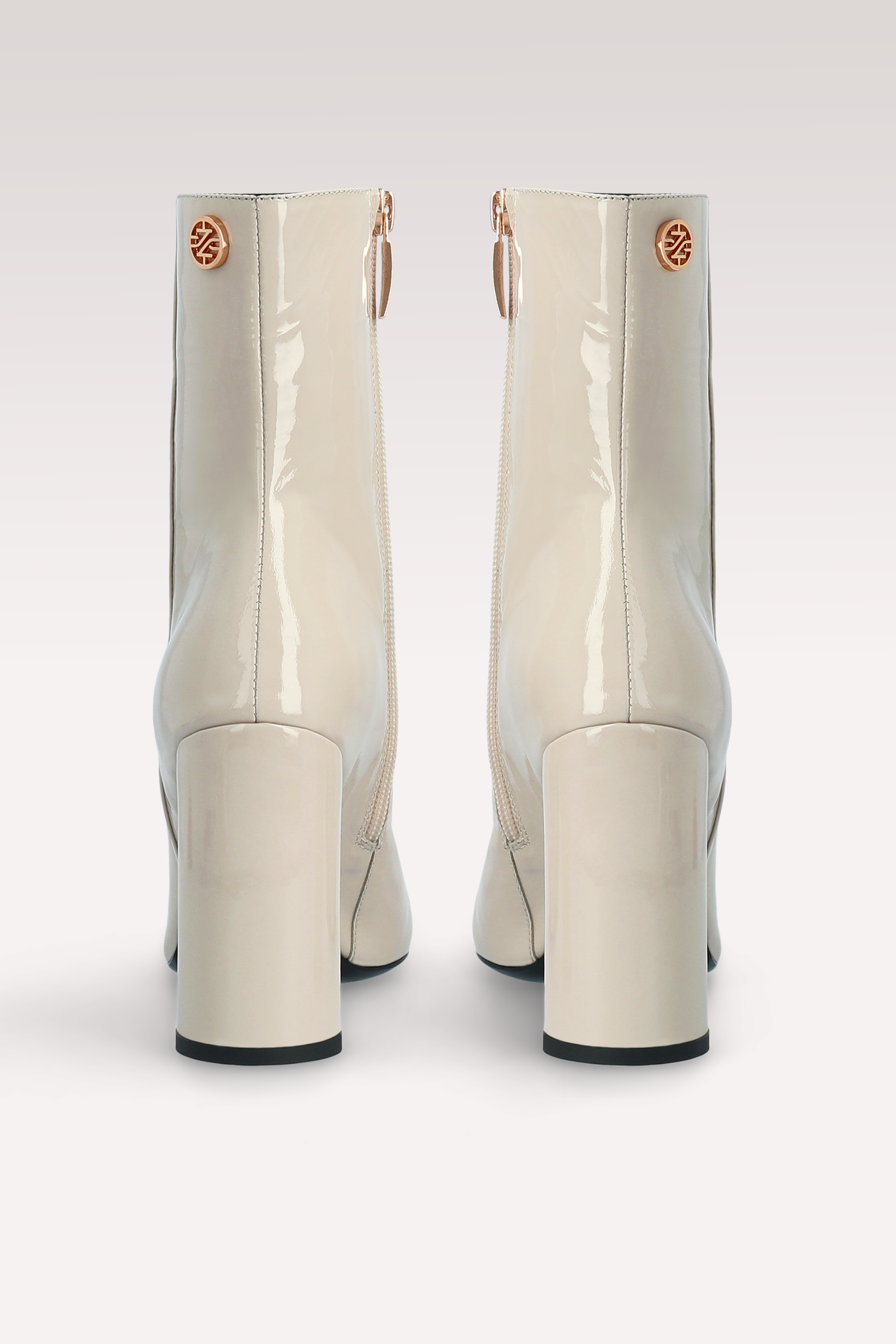 DAFNE 02 БОТИ ОТ МРЪСНО БЯЛА ЛАЧЕНА КОЖА