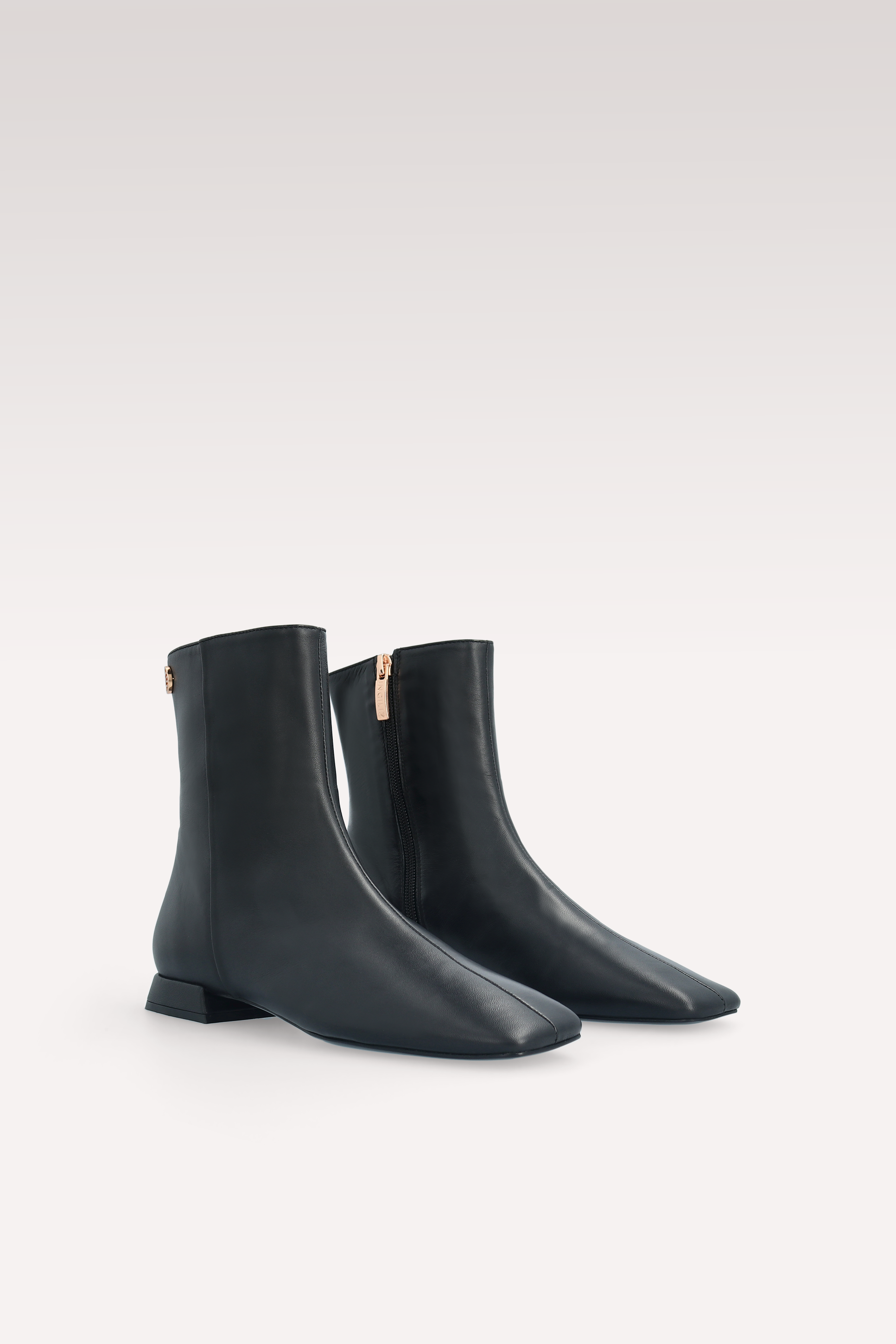 GILLY 01 БОТИ ОТ ЧЕРНА ГЛАДКА КОЖА