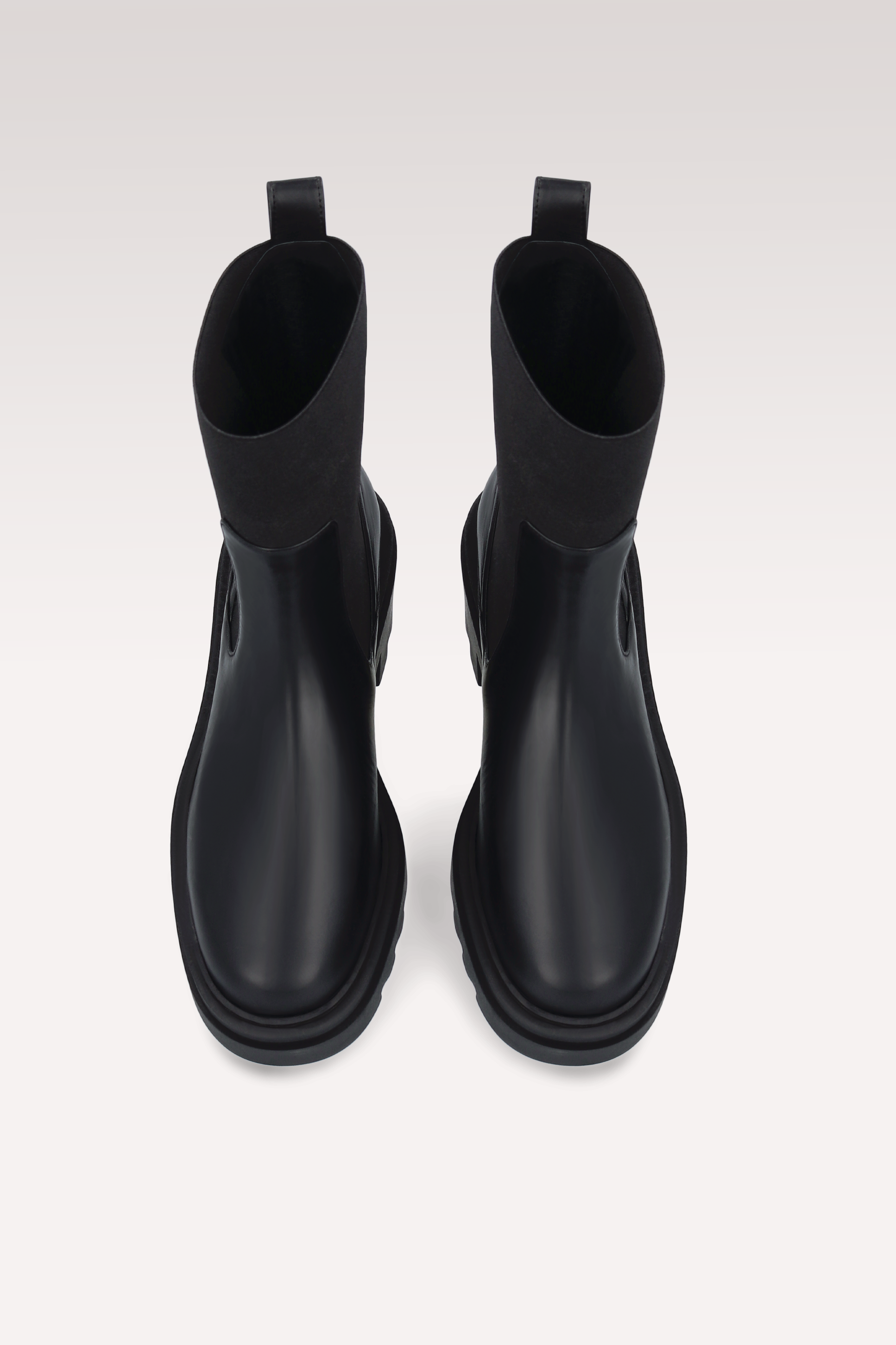 VERA БОТИ ОТ ЧЕРНА ГЛАДКА КОЖА