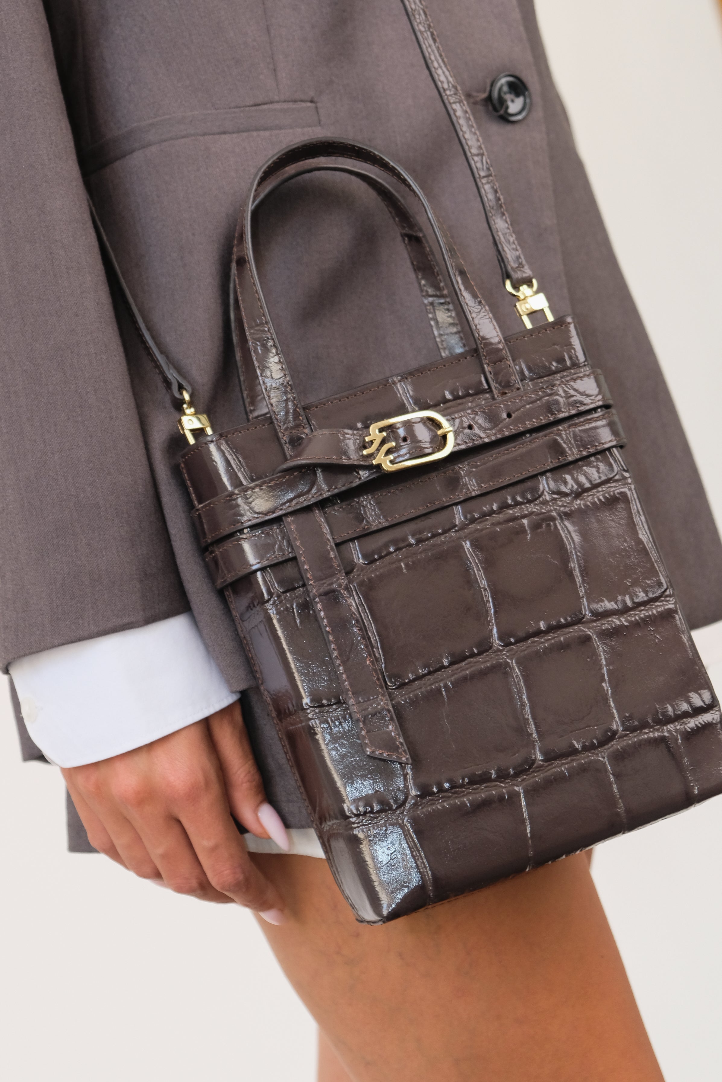 EMMA БОТУШИ И CARRIE ЧАНТА ОТ КАФЯВА КРОКО ЩАМПОВАНА КОЖА