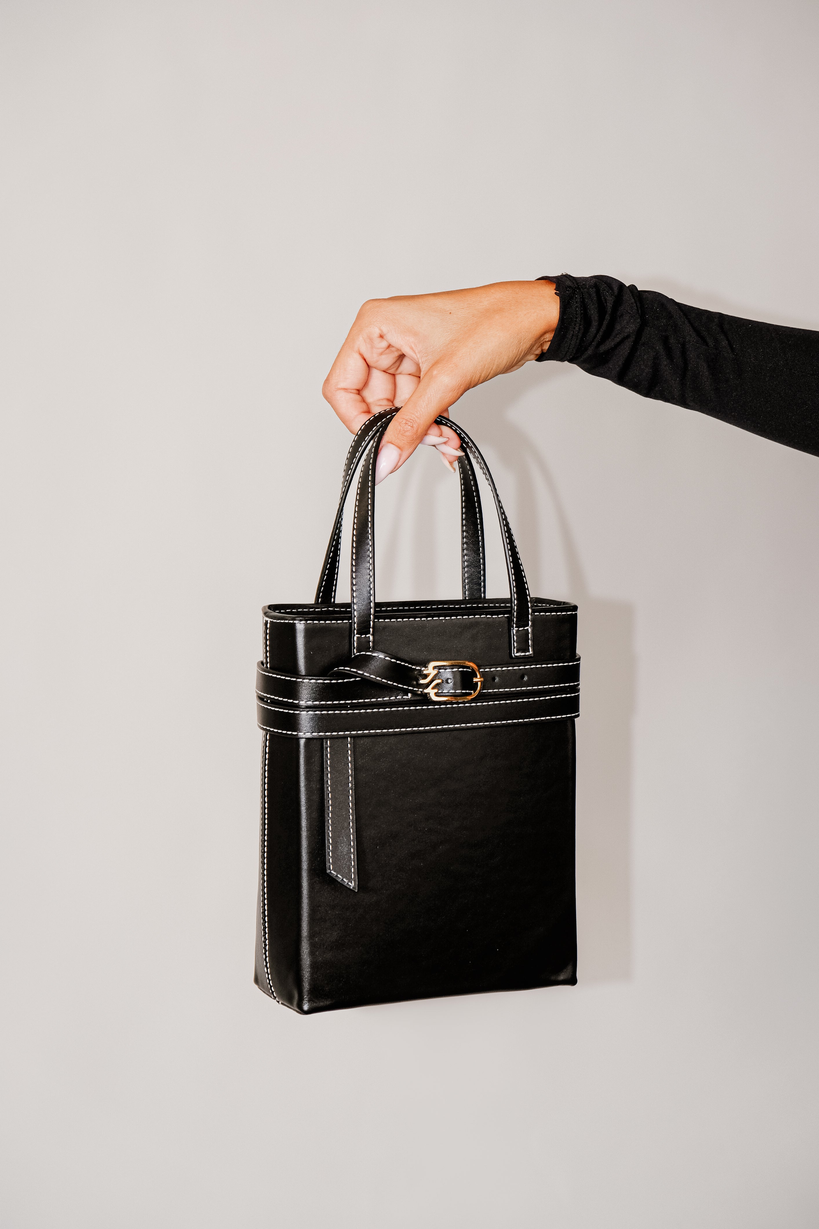 CINDY MOK 02 ОБУВКИ И ЧАНТА CARRIE ОТ ЧЕРНА ГЛАДКА КОЖА С КОНТРАСТЕН ШЕВ