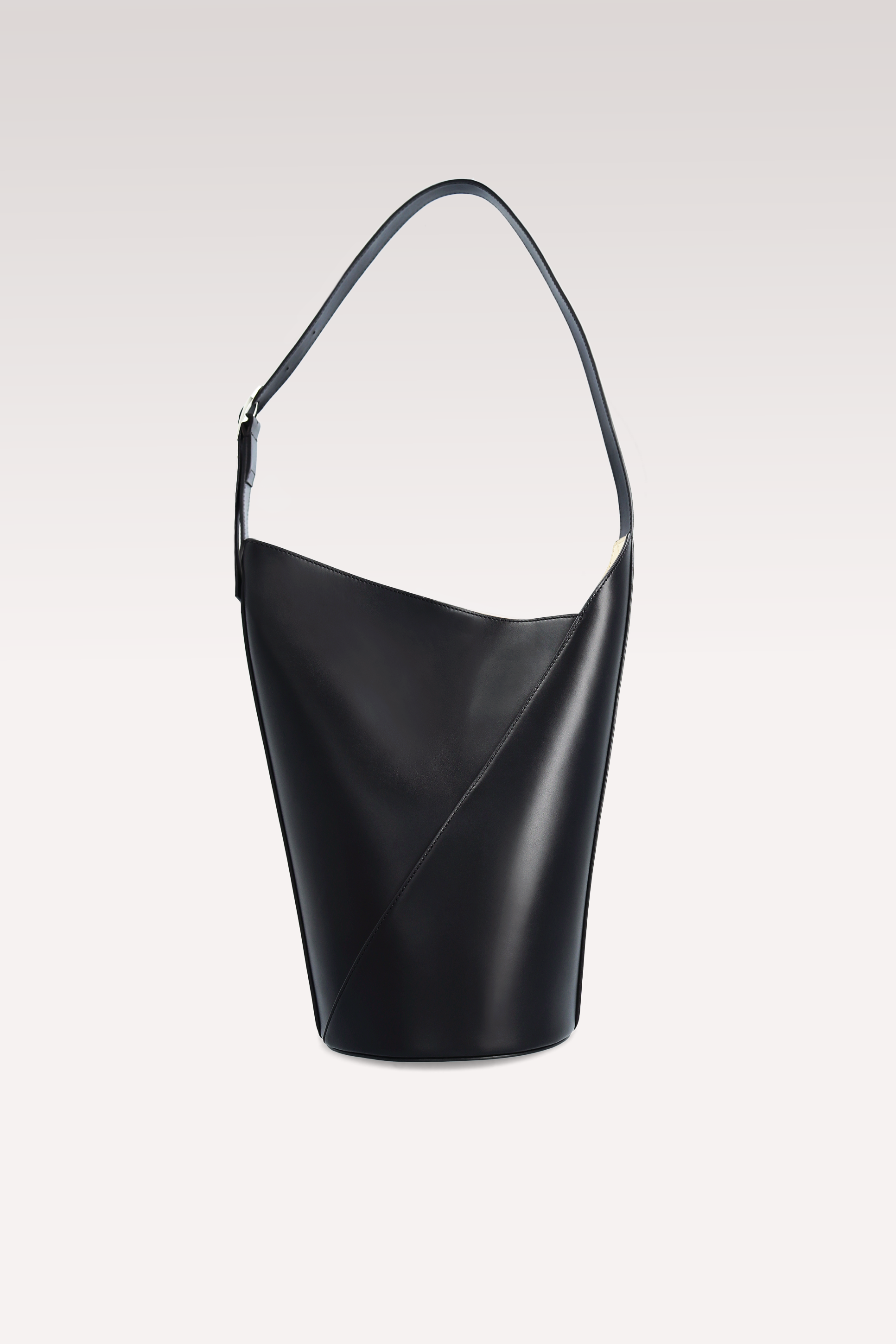 BLOOM ГОЛЯМА ЧАНТА ОТ ЧЕРНА ГЛАДКА КОЖА