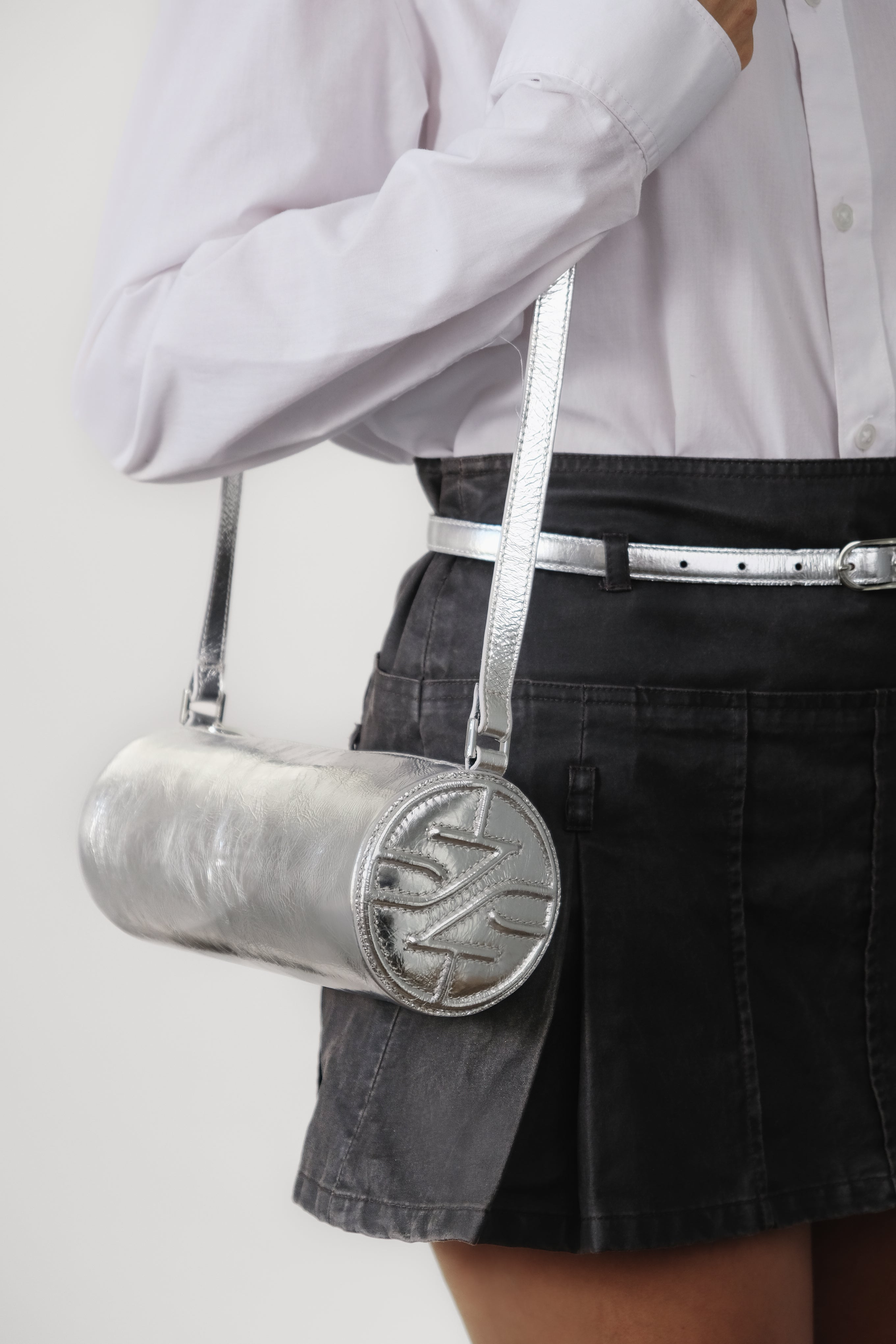 STAR ОБУВКИ И FIONA ЧАНТА ОТ СРЕБРИСТ МЕТАЛИК НАМАЧКАНА КОЖА