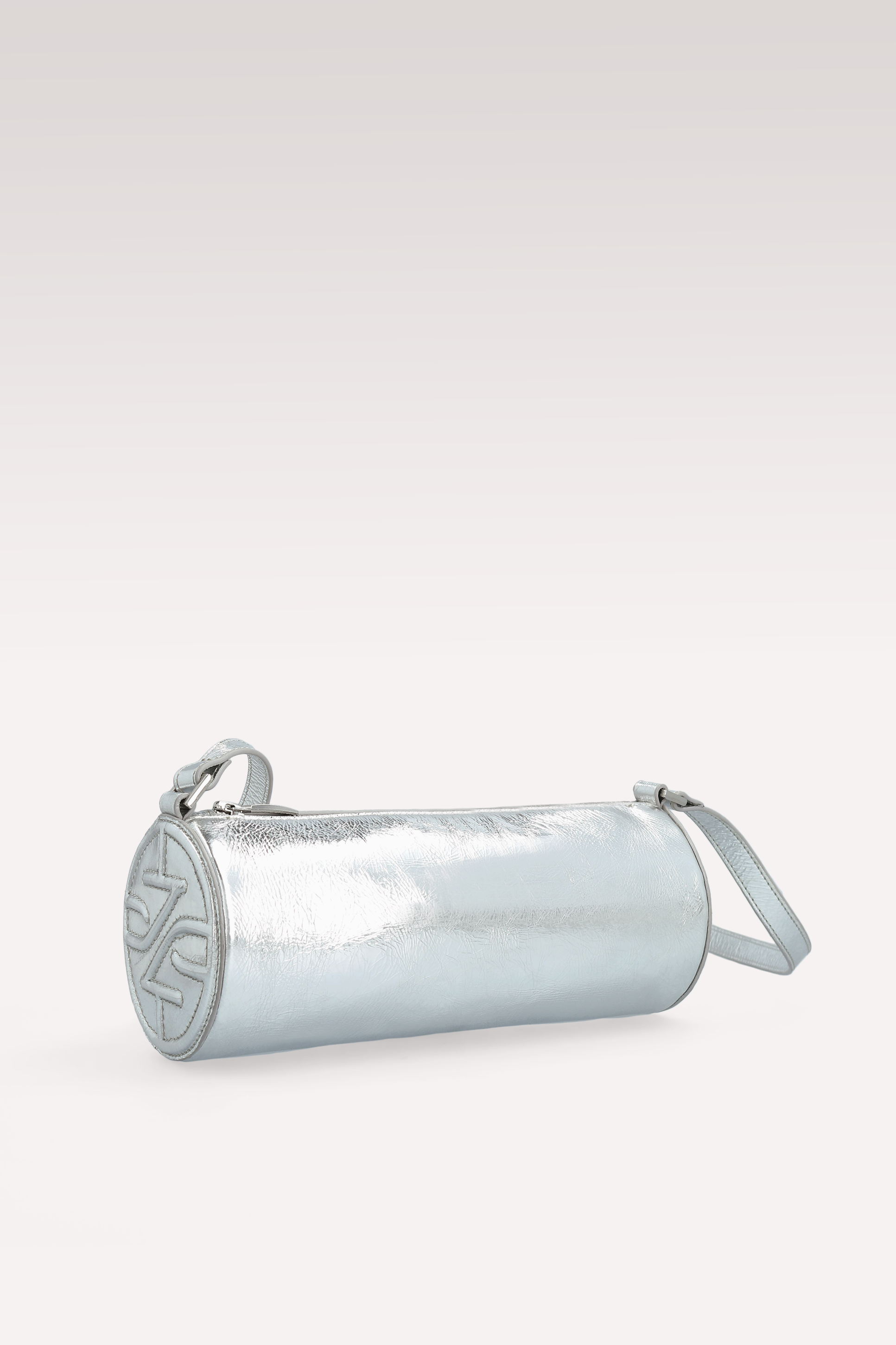 FIONA ЧАНТА И JULIE КОЛАН ОТ СРЕБРИСТ МЕТАЛИК НАМАЧКАНА КОЖА